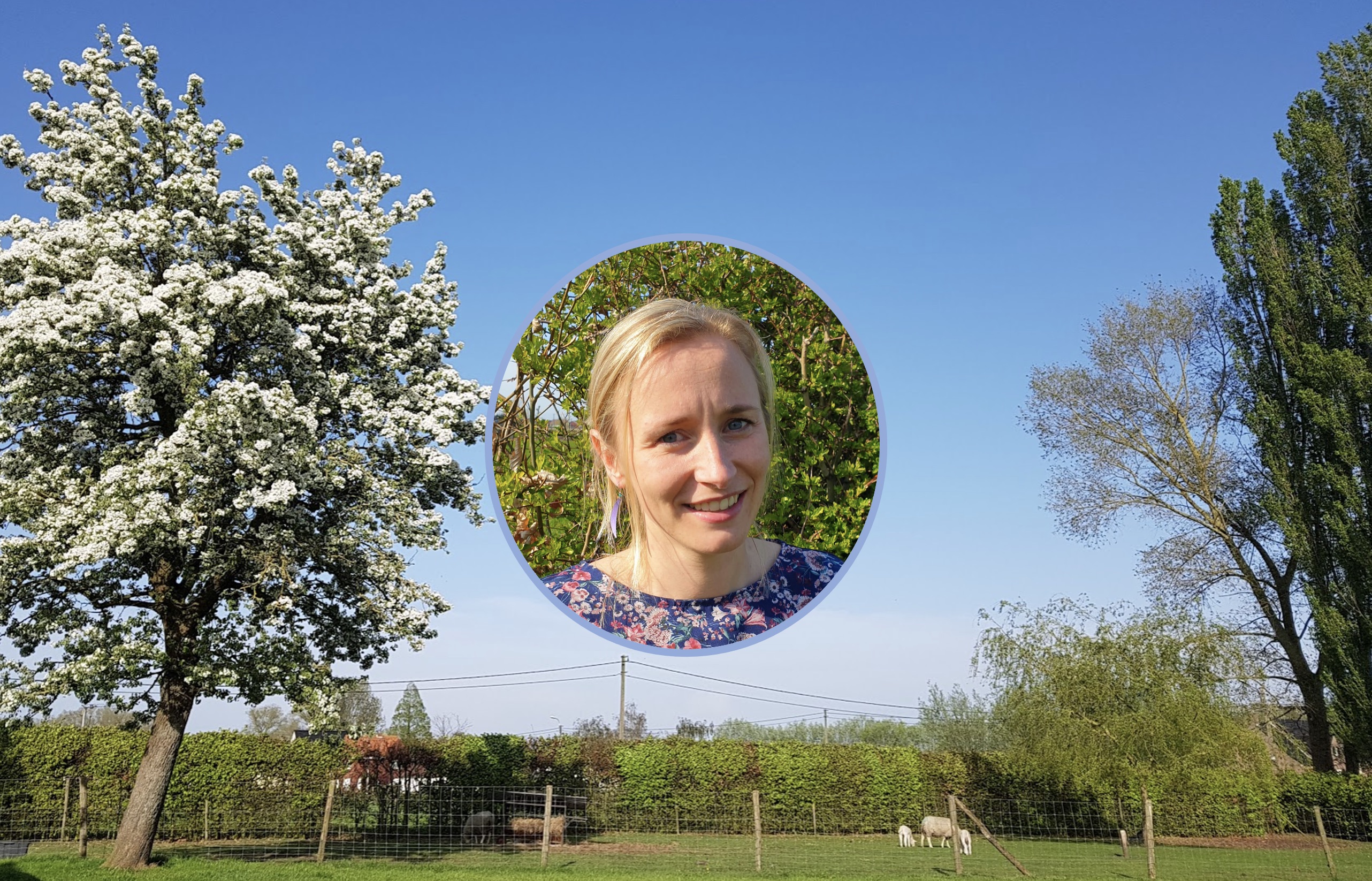 Charlotte Dejonckheere, portret bij de bloesemboom in de wei